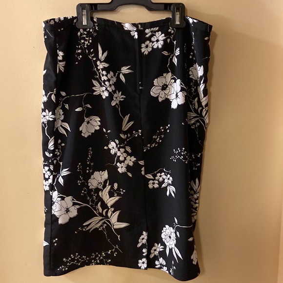 Jessica black with white flowers midi skirt - size 14 - Picture 2 of 5